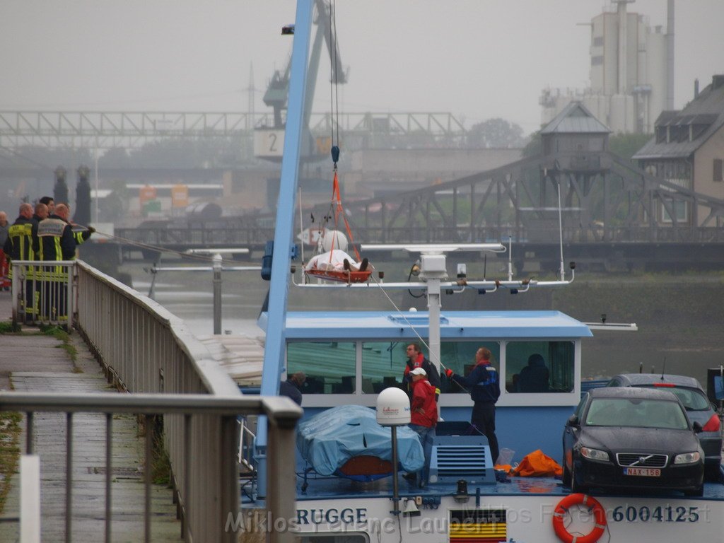 Bergung von Schiff Koeln Deutz nach Internistischen Notfall BF Koeln P11.JPG